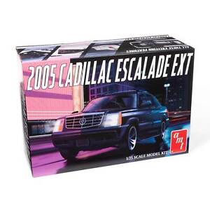 AMT 2005 Cadillac Escalade EXT 125 AMT1317 Plastics Car/Truck 1/24-1/25